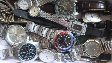 Viele alte, gebrauchte Armbanduhren